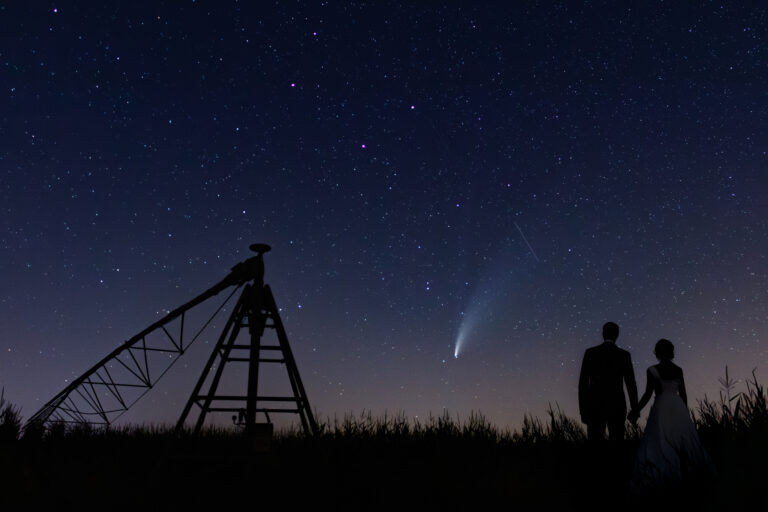 Une couple de mariés qui regarde une comète dans un champs en occitanie