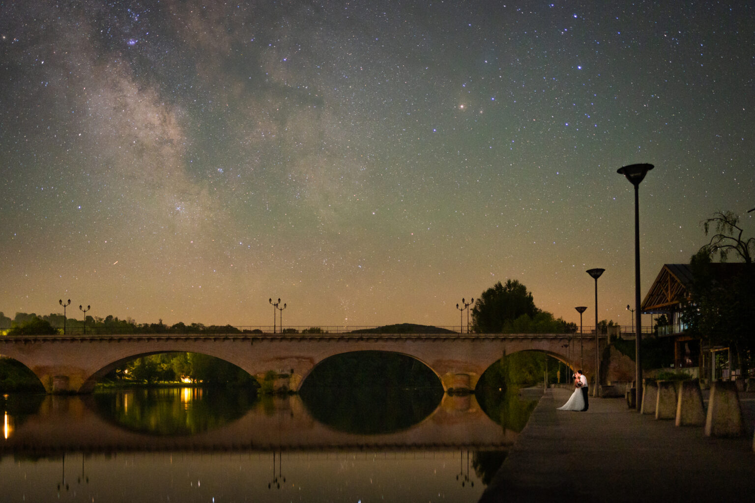 Un couple de nuit sous le pont de Cazères, en occitanie